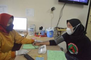 Pemeriksaan kondisi jasmani maupun rohani sebelum donor darah. Foto: Mahendra