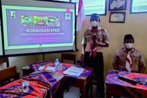 Kak Yulius Sunarsanto yang didampingi Kak Susanto saat menjadi pemateri sosialisasi hasil Kursus Pengelolaan Kwartir Ranting (KPKR) di Sanggar Bakti Pramuka Kwaran Purbalingga, Sabtu (6 November 2021)