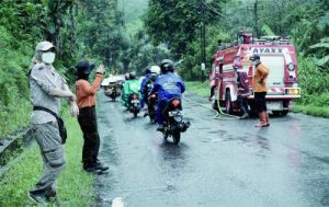 Anggota Pramuli Kwarcab Purbalingga turun ke jalan membantu petugas pemadam kebakaran membersihan tumpahan cairan solar sempat berceceran di ruas jalan Purbalingga-Pemalang, tepatnya di wilayah Desa Tlahab Lor, Kecamatan Karangreja., Minggu (28 November 2021) pagi