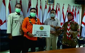 Sekretaris Pramuka Peduli (Pramuli) Kwarcab Purbalingga, Kak Taufik Nur Arifan menyerhkan Bumbung Kemanusian kepada Kak Agung Suparyoko Waka Satuan Kawarda Jateng di Gedung Pramuka Kwarda Jateng Lantai 5, Semarang, Senin 24 Januari 2022.