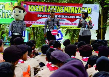 Kasat Lantas Polres Purbalingga, AKP Mia Novrilia Safitri, dalam program “Kasat Lantas Mengajar”, Jambore Cabang SD/MI Gerakan Pramuka Kwarcab Purbalingga, di Sanggaluri Park, Senin 4 Juli 2023.  