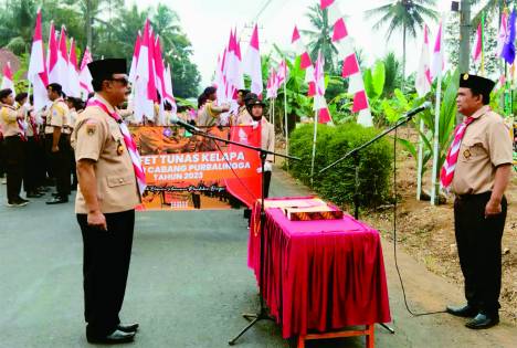 Ketua Majelis Pembimbing Ranting (Ka Mabiran) Kecamatan Kaligondang Kak Sulistyarno melepas pasukan pembawa tunas kelapa dari lapangan Kecamatan Kaligondang menuju ke wilayah Kwartir Ranting (Kwarran) Kejobong, Kamis 24 Agustus 2023. Foto: Kak Sukeno, Humas dan Informatika Kwarcab Purbalingga.