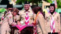 Wakil Ketua Bidang Binamuda Kwarnas, Kak Budi Prayitno menyaksikan pelantikan 2.952 Pramuka Garuda di Alun-alun Purbalingga, Senin 9 Oktober 2023.