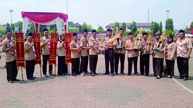 Kak Juli Atmadi, Ketua Majelis Pembimbing Ranting (Mabiran)  bersama pengurus Mabiran dan Kwarran usai menerima penghargaan pada Apel Besar Pramuka Purbalingga dan Pelantikan Pramuka Garuda golongan Siaga, Penggalang dan Penegak, di Alun-alun Purbalingga, Senin 9 Oktober 2023.