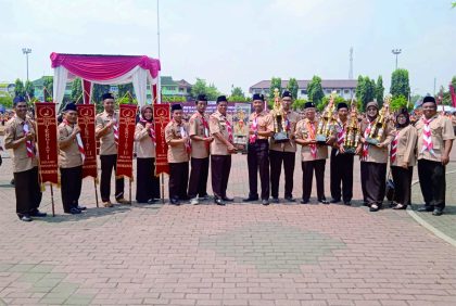 Kak Juli Atmadi, Ketua Majelis Pembimbing Ranting (Mabiran)  bersama pengurus Mabiran dan Kwarran usai menerima penghargaan pada Apel Besar Pramuka Purbalingga dan Pelantikan Pramuka Garuda golongan Siaga, Penggalang dan Penegak, di Alun-alun Purbalingga, Senin 9 Oktober 2023.