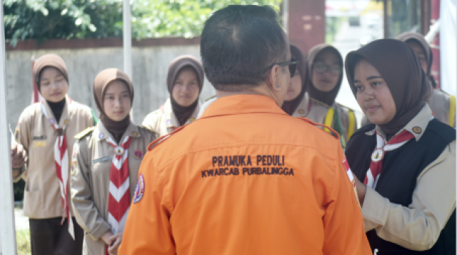 Gerakan Pramuka Kwartir Ranting (Kwarran) Kecamatan Karangreja terjunkan puluhan personel anggota Pramuka di jalur padat pemudik.