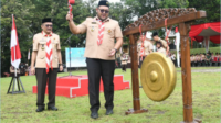 Wakil Ketua Majelis Pembimbing Cabang (Mabicab) Gerakan Pramuka Kabupaten Purbalingga, Yanda Dimas Prasetyahani dan Ketua Gerakan Pramuka Kwartir Cabang (Kwarcab) Purbalingga, Yanda Tri Gunawan Setyadi saat membuka Pesta Siaga Cabang Tahun 2025