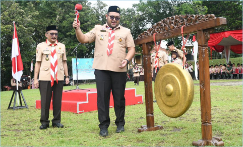 Wakil Ketua Majelis Pembimbing Cabang (Mabicab) Gerakan Pramuka Kabupaten Purbalingga, Yanda Dimas Prasetyahani dan Ketua Gerakan Pramuka Kwartir Cabang (Kwarcab) Purbalingga, Yanda Tri Gunawan Setyadi saat membuka Pesta Siaga Cabang Tahun 2025