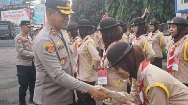Kak AKBP Achmad Akbar, Ketua Majelis Pembimbing Satuan Karya Pramuka Bhayangkara (Mabi Saka Bhayangkara) Kwartir Cabang Kabupaten Purbalingga, memberikan ucapan selamat kepada peserta usai Apel Pemberangkatan Pengukuhan Pramuka Saka Bhayangkara Angkatan 37 Tahun 2025.