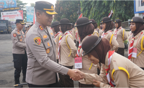 Kak AKBP Achmad Akbar, Ketua Majelis Pembimbing Satuan Karya Pramuka Bhayangkara (Mabi Saka Bhayangkara) Kwartir Cabang Kabupaten Purbalingga, memberikan ucapan selamat kepada peserta usai Apel Pemberangkatan Pengukuhan Pramuka Saka Bhayangkara Angkatan 37 Tahun 2025.