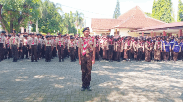 Sebanyak 256 orang anggota Pramuka Penggalang Ramu di Gugus Depan (Gudep) Gerakan Pramuka 15.501-15.502 yang berpangkalan di SMP Negeri 1 Padamara, Kabupaten Purbalingga beralih menjadi Penggalang Rakit dalam kegiatan Masa Penerimaan Pramuka Penggalang SMP Negeri 1 Padamara (MPPS), Sabtu 19 Juli 2025.