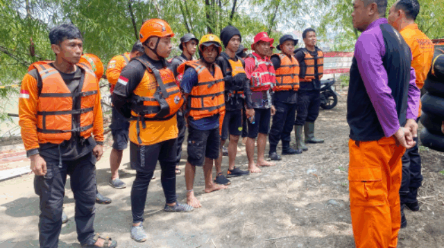 Anggota Pramuka Peduli (Pramuli) Gerakan Pramuka Kwartir Cabang (Kwarcab) Purbalingga ikut terlibat dalam tim pencarian korban banjir klawing.