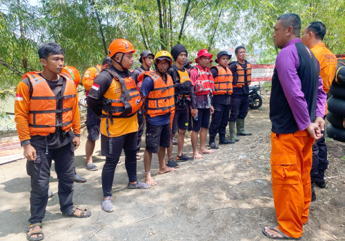 Anggota Pramuka Peduli (Pramuli) Gerakan Pramuka Kwartir Cabang (Kwarcab) Purbalingga ikut terlibat dalam tim pencarian korban banjir klawing.
