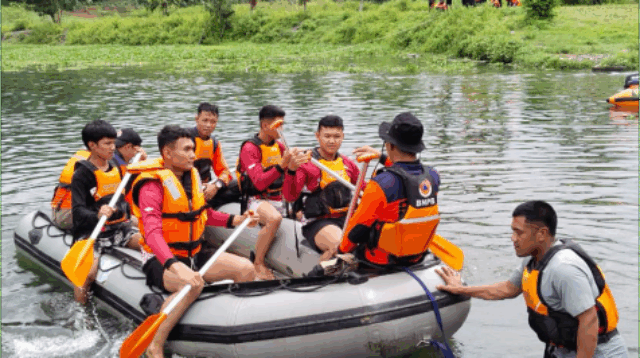 Bidang Abdimas dan LH Gerakan Pramuka Kwartir Cabang (Kwarcab) Kabupaten Purbalingga mengikuti Latihan Gabungan Pertolongan Korban di Air yang diselenggarakan oleh Badan Penanggulangan Bencana Daerah (BPBD) Purbalingga di Danau Lembah Silangit, Desa Patemon, Kecamatan Bojongsari, Sabtu 25 Oktober 2025. Bidang Abdimas dan LH Gerakan Pramuka Kwartir Cabang (Kwarcab) Kabupaten Purbalingga mengikuti Latihan Gabungan Pertolongan Korban di Air yang diselenggarakan oleh Badan Penanggulangan Bencana Daerah (BPBD) Purbalingga di Danau Lembah Silangit, Desa Patemon, Kecamatan Bojongsari, Sabtu 25 Oktober 2025.