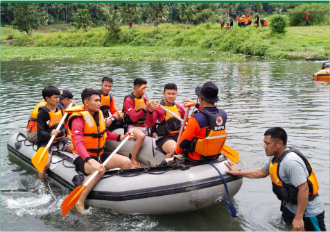 Bidang Abdimas dan LH Gerakan Pramuka Kwartir Cabang (Kwarcab) Kabupaten Purbalingga mengikuti Latihan Gabungan Pertolongan Korban di Air yang diselenggarakan oleh Badan Penanggulangan Bencana Daerah (BPBD) Purbalingga di Danau Lembah Silangit, Desa Patemon, Kecamatan Bojongsari, Sabtu 25 Oktober 2025. Bidang Abdimas dan LH Gerakan Pramuka Kwartir Cabang (Kwarcab) Kabupaten Purbalingga mengikuti Latihan Gabungan Pertolongan Korban di Air yang diselenggarakan oleh Badan Penanggulangan Bencana Daerah (BPBD) Purbalingga di Danau Lembah Silangit, Desa Patemon, Kecamatan Bojongsari, Sabtu 25 Oktober 2025.