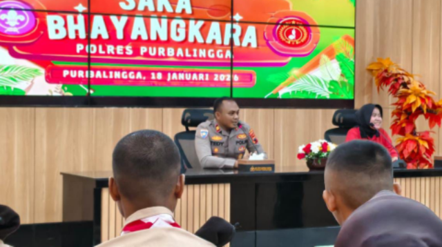 Saka) Bhayangkara Gerakan Pramuka Kwartir Cabang (Kwarcab) Kabupaten Purbalingga mengikuti pembinaan rutin di di Aula Wicaksana Leghawa, Mapolres Purbalingga, Minggu 18 Januari 2026.