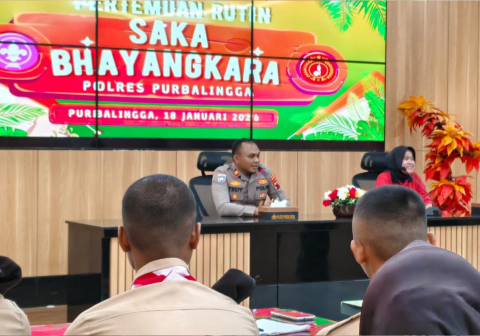 Saka) Bhayangkara Gerakan Pramuka Kwartir Cabang (Kwarcab) Kabupaten Purbalingga mengikuti pembinaan rutin di di Aula Wicaksana Leghawa, Mapolres Purbalingga, Minggu 18 Januari 2026.