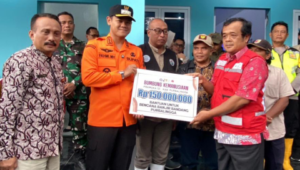 Tri Gunawan Setyadi, Ketua Gerakan Pramuka Kwartir Cabang (Kwarcab) Purbalingga, mendampingi Bupati Purbalingga Fahmi Muhammad Hanif selaku Ketua Majelis Pembimbing Cabang (Ka Mabicab) Kabupaten Purbalingga menyerahkan donasi Bumbung Kemanusiaan Pramuka Rp.150.000.000 kepada pengurus PMI Cabang Purbalingga, di Posko Tanggap  Darurat Desa Serang, Kamis 5 Februari 2026
