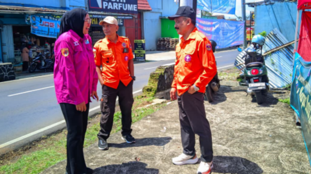 Ketua Kwarcab Purbalingga, Kak Tri Gunawan Setyadi saat monitoring Posko Aksi Pramuka Peduli Karya Bakti Lebaran di Kwarran Bobotsari