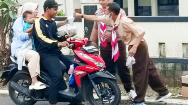 Pramuli Kwarran Kertanegara melaksanakan aksi sosial berbagi takjil pada Sabtu 14 Maret 2026.