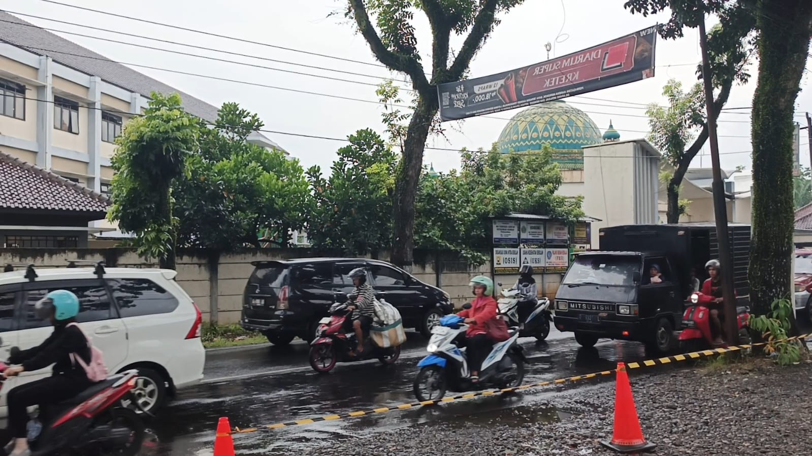Antrean kendaraan terlihat memanjang dari berbagai arah, menciptakan simfoni klakson yang menandakan antusiasme sekaligus keriuhan menjelang lebaran.
