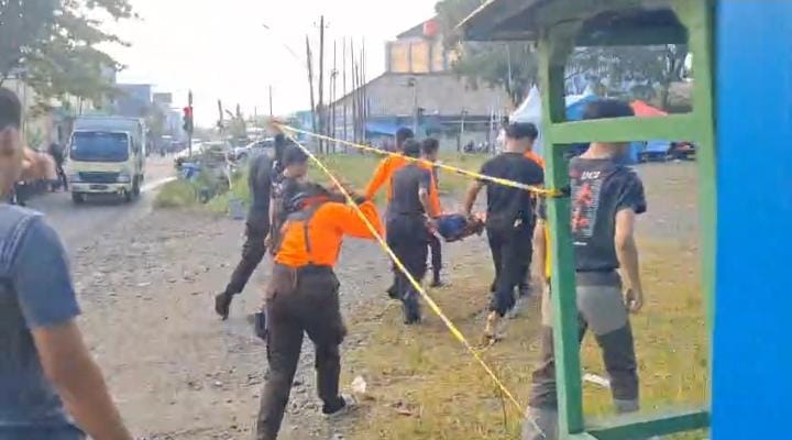 Para personel Aksi Pramuka Peduli Karya Bakti Lebaran (APPKBL) Kwarcab Purbalingga sedang bersiaga. Melihat insiden tersebut, para pemuda berseragam cokelat itu berlari sigap menghampiri korban.