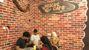 Mengusung nama Rescue Café, kedai kopi besutan anggota Pramuka Peduli (Pramuli) Kwarcab Purbalingga ini menawarkan konsep unik yang kental dengan nuansa aktivitas penyelamatan. Sumber Foto: Humas dan Informatika Kwarcab Purbalingga