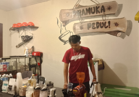 Bagi pencinta rona kafein, kedai menyediakan varietas biji kopi Nusantara yang cukup beragam.Pengunjung dapat menikmati seduhan kopi Temanggung Robusta, Arabika Kopi Sunda, Kopi Gunung Slamet, hingga varian Gayo Aceh.