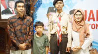 Aimar Nashif Faizi bersama keluarga usai acara pelepasan Kontingen Jambore Nasional XII Tahun 2026 Kwarcab Kabupaten Purbalingga pada Kompleks Pendopo Utama, Senin 10 Agustus 2026.