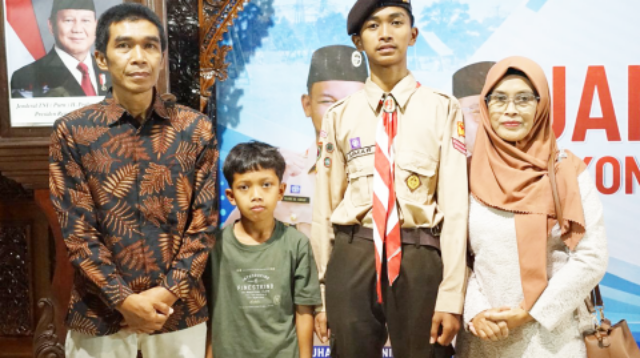 Aimar Nashif Faizi bersama keluarga usai acara pelepasan Kontingen Jambore Nasional XII Tahun 2026 Kwarcab Kabupaten Purbalingga pada Kompleks Pendopo Utama, Senin 10 Agustus 2026. Aimar Nashif Faizi bersama keluarga usai acara pelepasan Kontingen Jambore Nasional XII Tahun 2026 Kwarcab Kabupaten Purbalingga pada Kompleks Pendopo Utama, Senin 10 Agustus 2026.