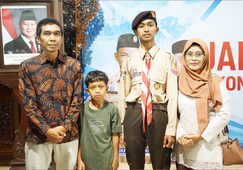 Aimar Nashif Faizi bersama keluarga usai acara pelepasan Kontingen Jambore Nasional XII Tahun 2026 Kwarcab Kabupaten Purbalingga pada Kompleks Pendopo Utama, Senin 10 Agustus 2026.