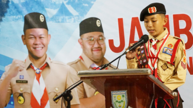 Perwakilan kontingen, Muhammad Sidqi Teja pamitan serta permohonan doa restu kepada Ketua Majelis Pembina Cabang Gerakan Pramuka Purbalingga, Fahmi M. Hanif menggunakan bahasa daerah saat pelepasan Kontingen Jambore Nasional XII Tahun 2026 Kwarcab Kabupaten Purbalingga pada Kompleks Pendopo Utama, Senin 10 Agustus 2026