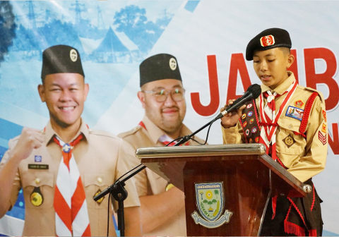 Perwakilan kontingen, Muhammad Sidqi Teja pamitan serta permohonan doa restu kepada Ketua Majelis Pembina Cabang Gerakan Pramuka Purbalingga, Fahmi M. Hanif menggunakan bahasa daerah saat pelepasan Kontingen Jambore Nasional XII Tahun 2026 Kwarcab Kabupaten Purbalingga pada Kompleks Pendopo Utama, Senin 10 Agustus 2026